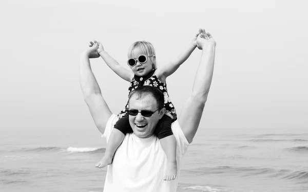 Portrait de père heureux et de son adorable petite fille — Photo