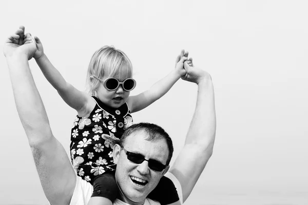 Portret van een gelukkige vader en zijn schattige dochtertje — Stockfoto