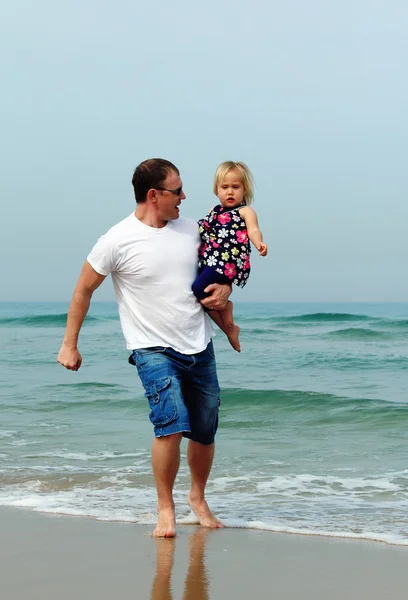 Glücklicher Vater und seine entzückende kleine Tochter — Stockfoto