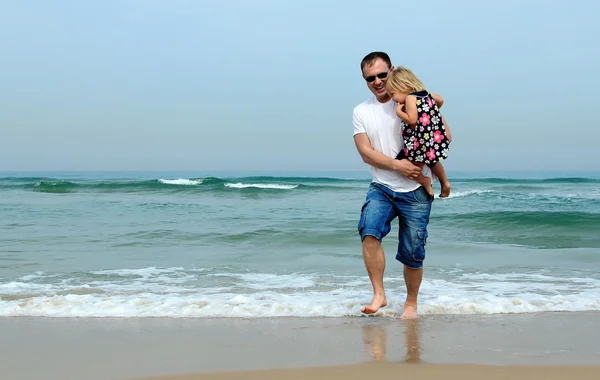 Gelukkig vader en zijn schattig dochtertje — Stockfoto