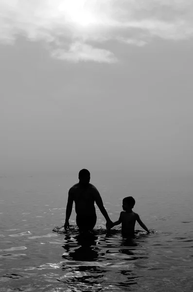 Baba ve oğul gün batımında Denizi — Stok fotoğraf