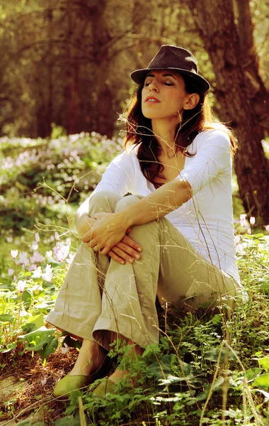 春の森の美しい 35 歳女性 — ストック写真
