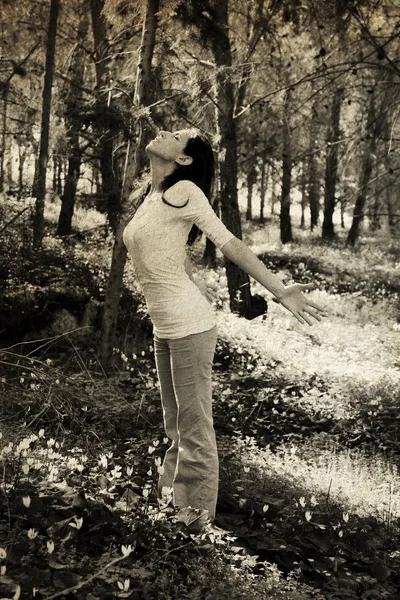 Красива 35-річна жінка в весняному лісі — стокове фото