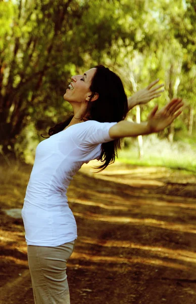 Belle femme de 35 ans dans la forêt de printemps — Photo