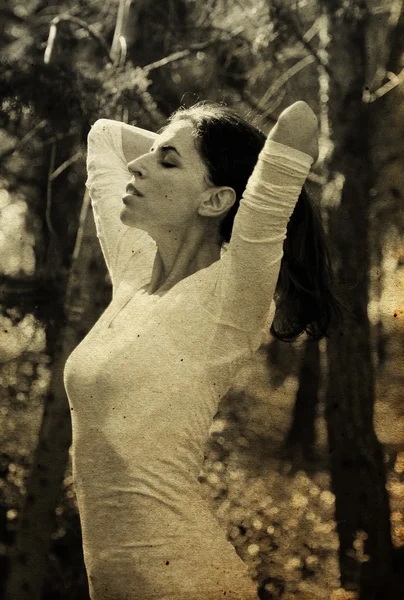 Portret van mooie 35 jaar oude vrouw in zomer bos — Stockfoto