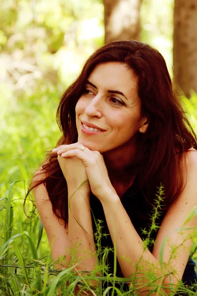 Retrato da bela mulher de 35 anos na floresta de verão — Fotografia de Stock