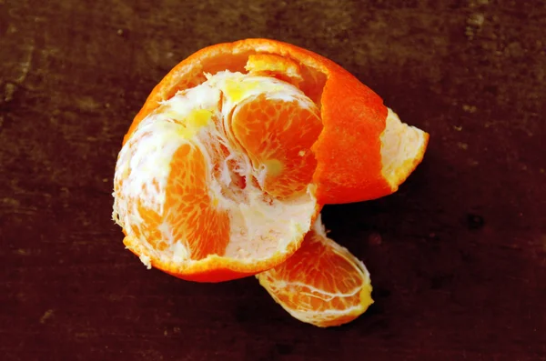 Mandarino su un tavolo di legno naturale — Foto Stock