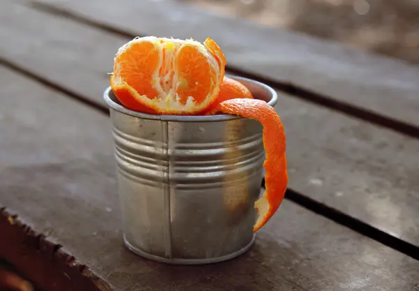 Mandarinas en un cubo sobre una mesa de madera natural —  Fotos de Stock