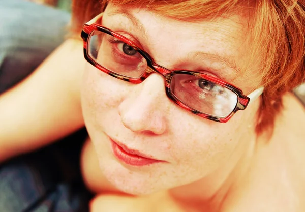 Närbild porträtt av attraktiva rödhåriga kvinnan. fokusera på ögat — Stockfoto