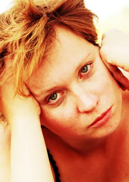 Nahaufnahme Porträt einer traurigen rothaarigen Frau — Stockfoto