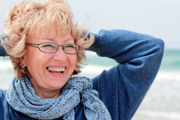 Portret van gelukkig senior vrouw op zee — Stockfoto