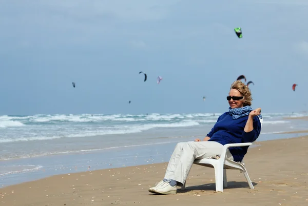 Mulher feliz em férias no mar — Fotografia de Stock