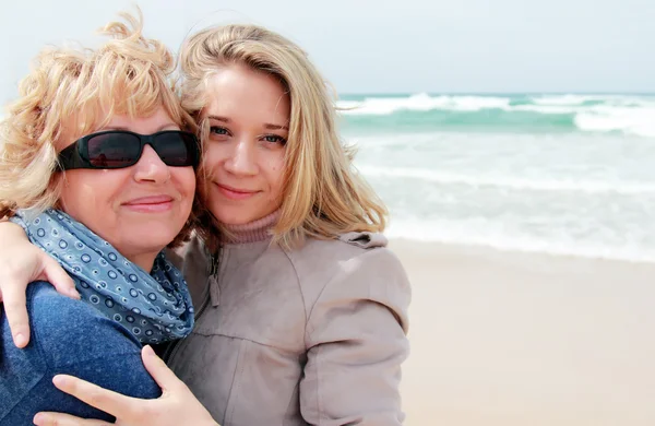 母と娘の冬のビーチ — ストック写真