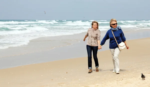 母亲和女儿在冬季海滩 — 图库照片