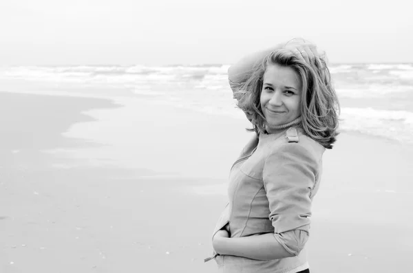Çekici genç bir kadın bahar gününde denize yakın — Stok fotoğraf