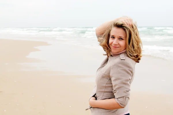 Mujer atractiva joven cerca del mar en el día de primavera —  Fotos de Stock