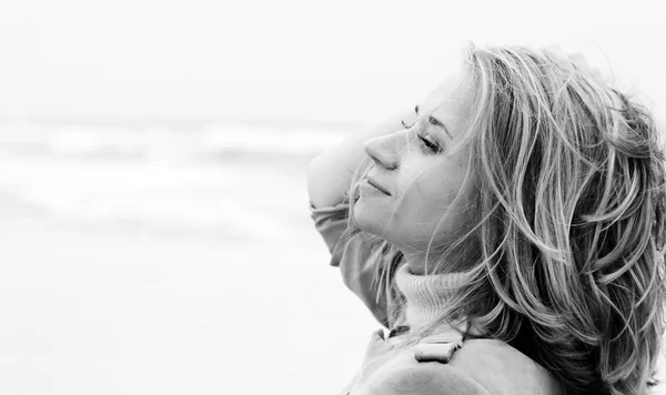 Portrait of young attractive woman near the sea on spring day — Stock Photo, Image