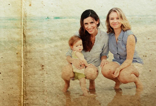 Due belle ragazze con un bambino sulla spiaggia — Foto Stock