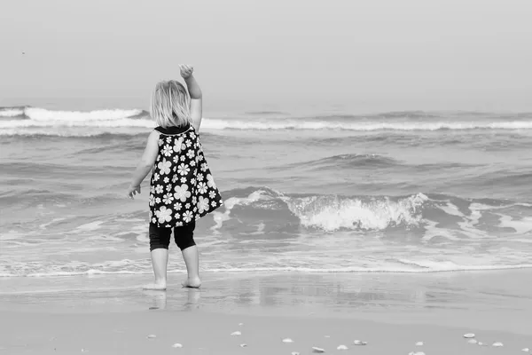 Petite fille sur la plage — Photo