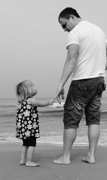 Gelukkig vader en zijn schattig dochtertje — Stockfoto