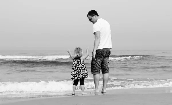 Счастливый отец и его очаровательная маленькая дочь — стоковое фото