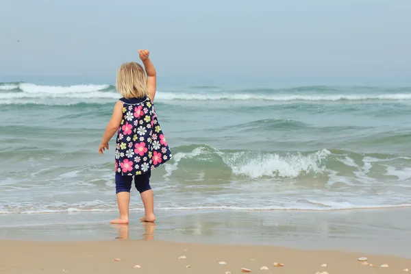 Klein meisje op het strand — Stockfoto