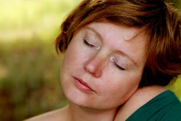 Gros plan portrait de rousse femme en plein air — Photo