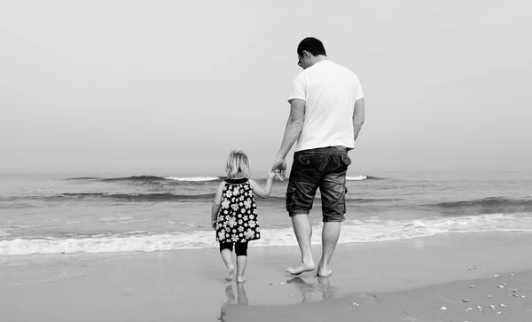 Feliz padre y su adorable hijita — Foto de Stock