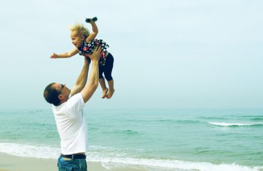 Baba ve kızı sahilde.