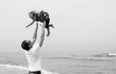 Baba ve kızı sahilde.