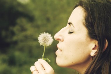 Karahindiba ile genç kadın portre