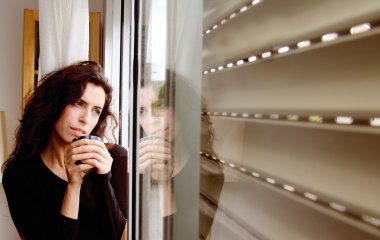 kahve içmek güzel bir kadın fotoğrafı