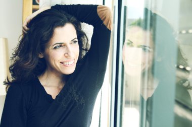 pencerenin yanındaki güzel 35 yaş yaşlı kadın. eski im içinde fotoğraf