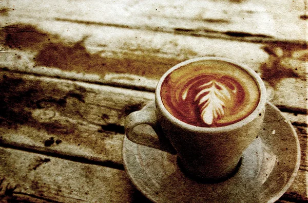 Tasse de café sur une vieille table en bois sur la plage — Photo