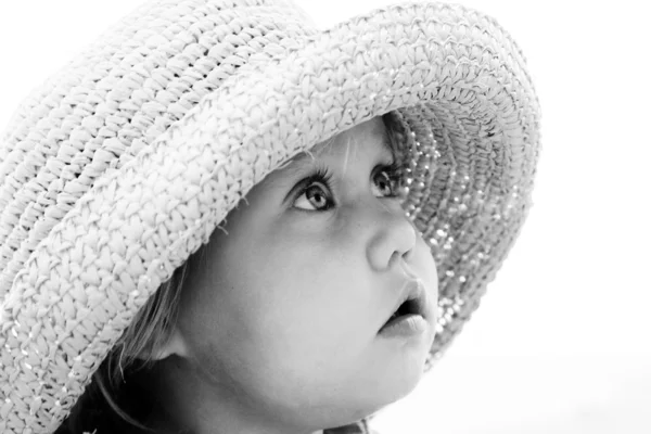 かわいい女の子は帽子の肖像画 — ストック写真