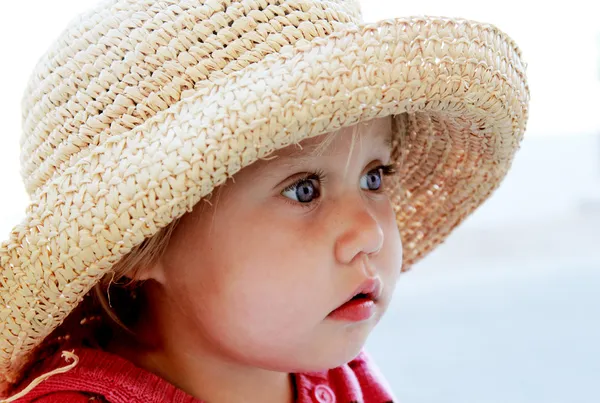 Retrato de menina bonito em um chapéu — Fotografia de Stock
