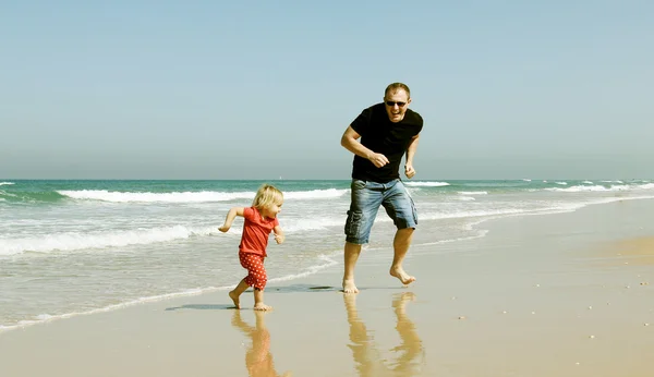 Ojciec i córka na plaży — Zdjęcie stockowe