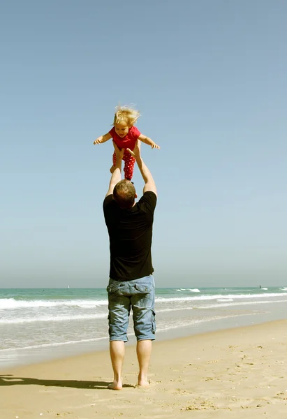Vater und Tochter am Strand — Stockfoto