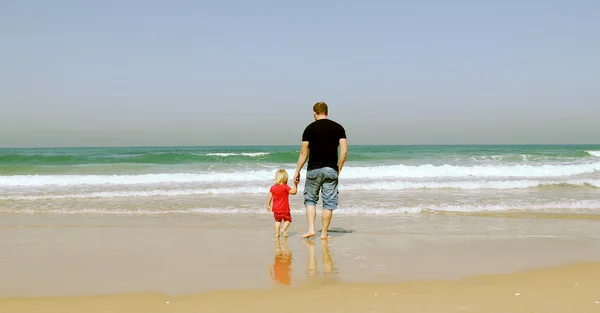 Vader en dochter op het strand — Stockfoto
