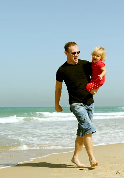 Vader en dochter op het strand — Stockfoto