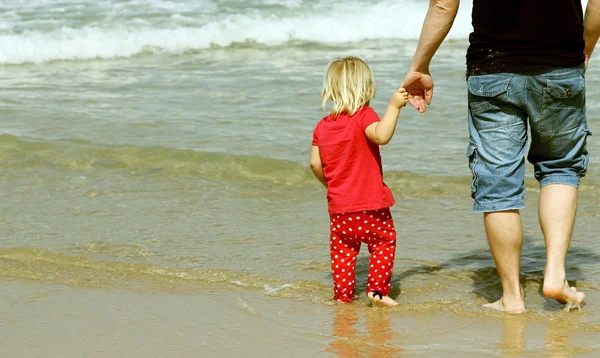 Far och dotter på stranden — Stockfoto