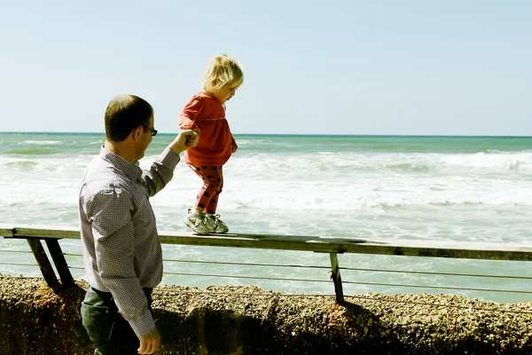 Pai e filha na praia — Fotografia de Stock