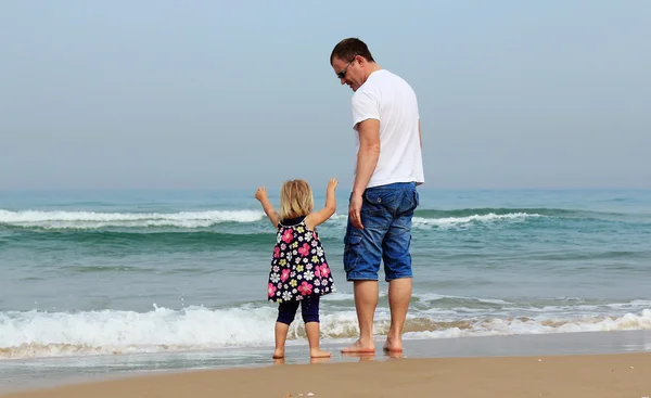 Feliz padre y su adorable hijita — Foto de Stock