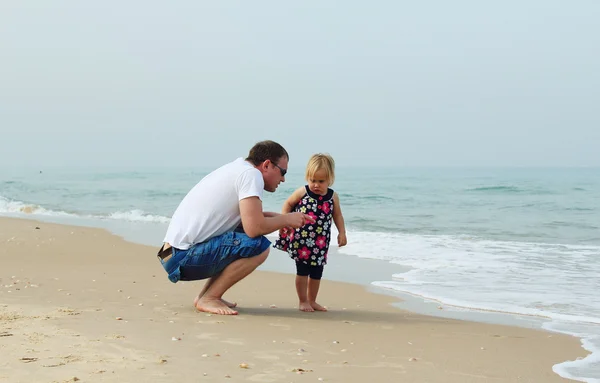 Feliz padre y su adorable hijita — Foto de Stock