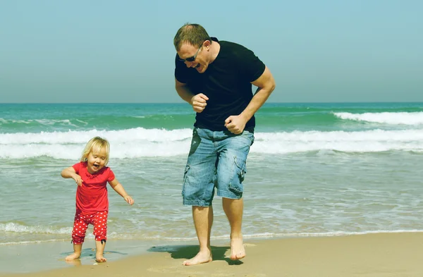Father and daughter on the beach — Stock Photo, Image