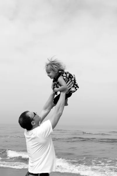 Far och dotter på stranden — Stockfoto