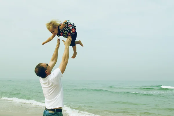 Pai e filha na praia — Fotografia de Stock