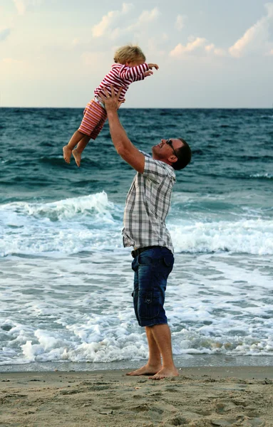 Pai e filha na praia ao pôr do sol — Fotografia de Stock