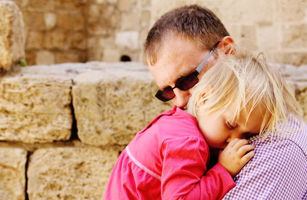 Táta s spící dítě v náručí — Stock fotografie