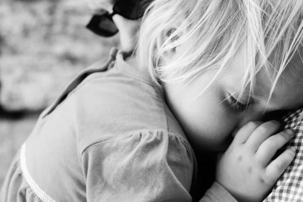 Tata z dziecko śpi w jego ramiona — Zdjęcie stockowe